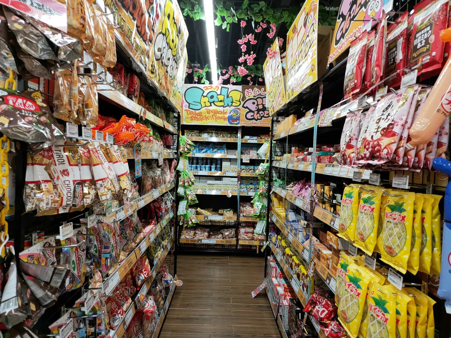 零食店选址攻略：成熟商圈VS新兴商圈，如何选择最合适的店址？