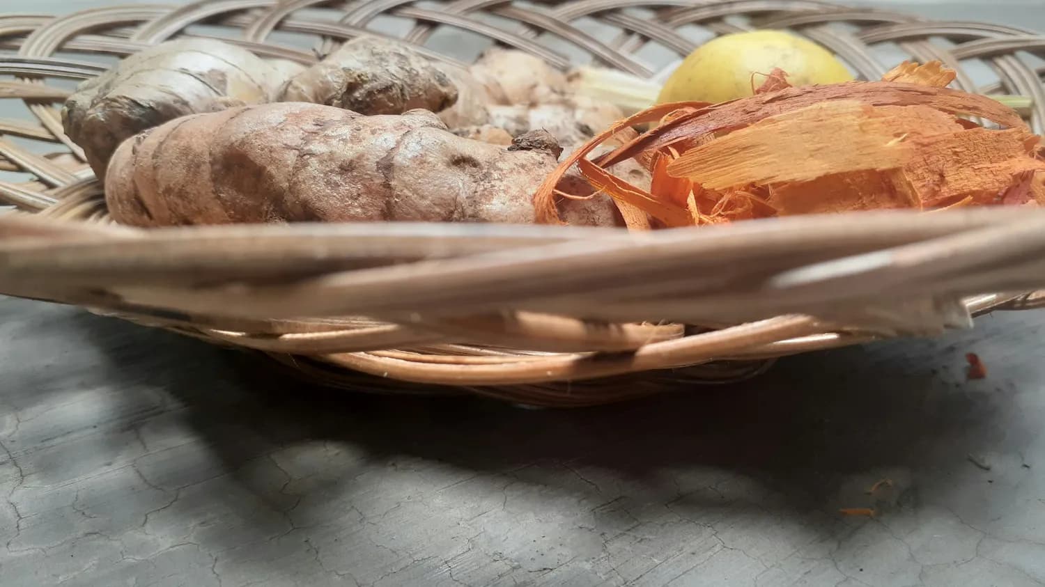 中医养生新选择：芹菜根煮桂圆姜糖水的功效与制作