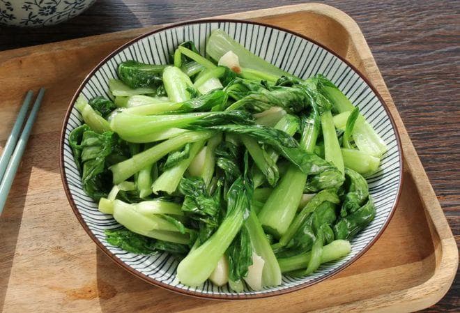 炒青菜时，切记不要直接下锅炒！牢记3点，青菜翠绿不发黑，好吃