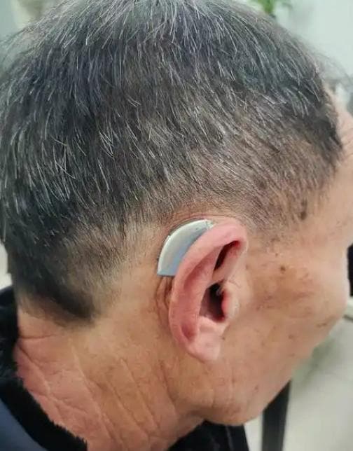 老年人助听器选购指南：从听力评估到售后服务全方位解析