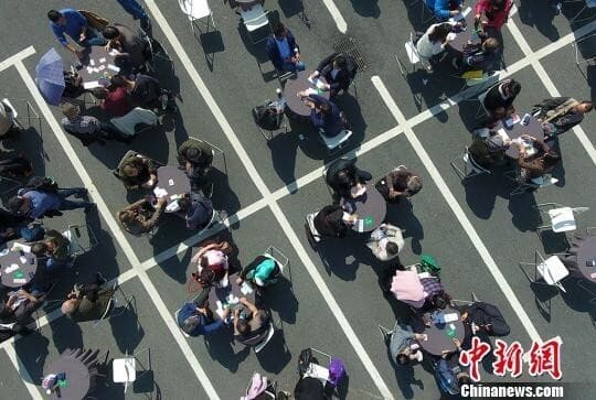 起源于上世纪60年代的掼蛋，变成年轻人社交场“重头菜”