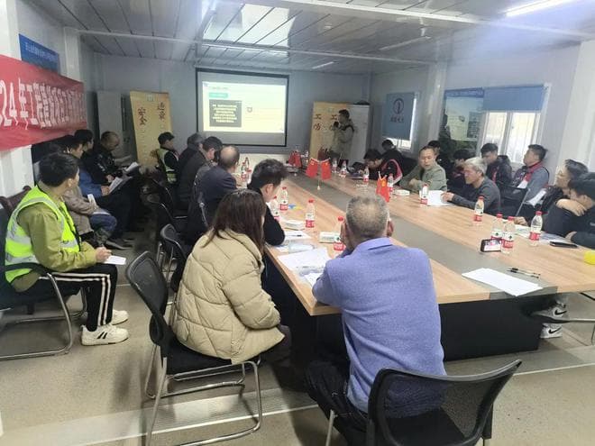 工伤预防课堂开进工地一线，目视化管理织密安全“防护网”