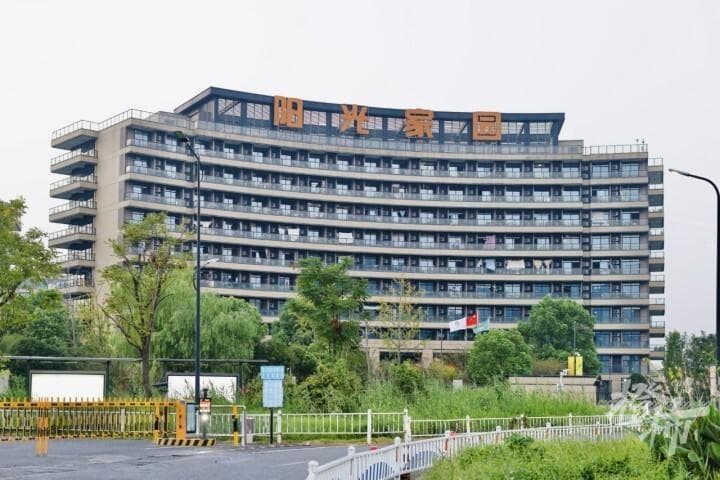 从年轻人住进养老院到“一对一”入户陪伴，杭州在探索的养老模式，改变了什么？