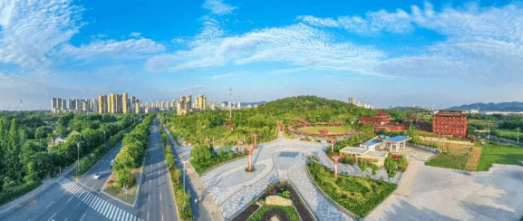 江苏镇江：蓝天白云抬头可见，“口袋公园”连点成线 生态红利身边可享