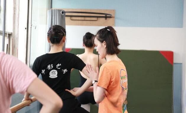 舞蹈培训中“翻”的基本功练习技巧！