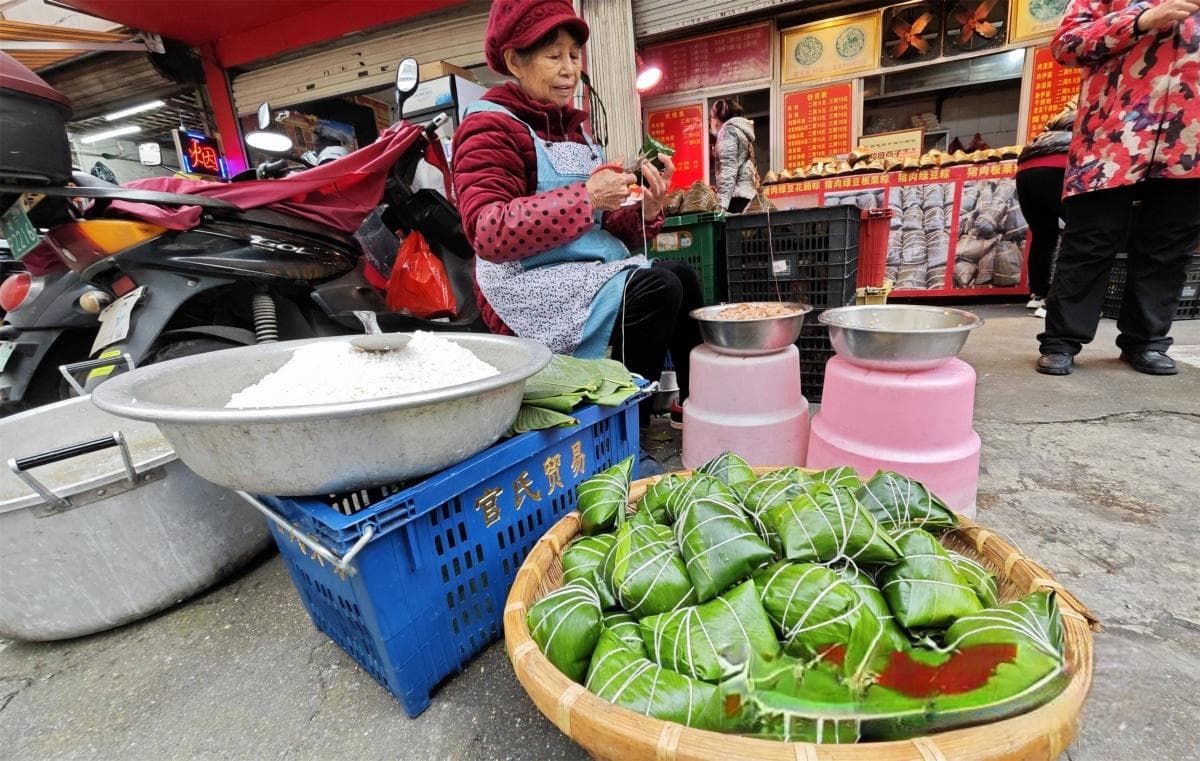 年糕粽子粉利香，壮家挑水迎吉祥：广西春节民俗掠影