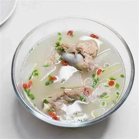 大骨头汤怎么熬才又香浓又白？秘诀揭秘，让你的汤鲜美无比！