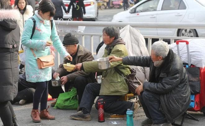 为什么街头乞讨近两年没有了？3大原因，说得明明白白！