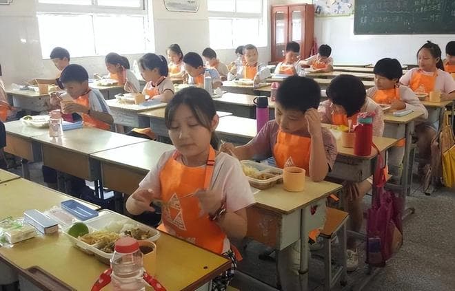 “取消午餐和午托服务”，多所学校发布通知，家长：带上晚托吧