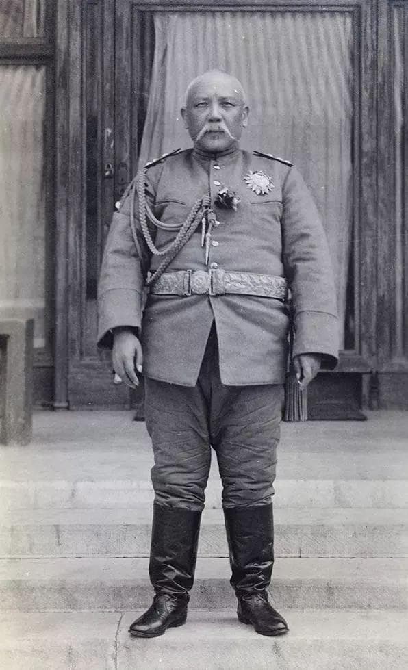 民国旧影：1912年北京兵变，北洋军拖着抢劫者的头颅