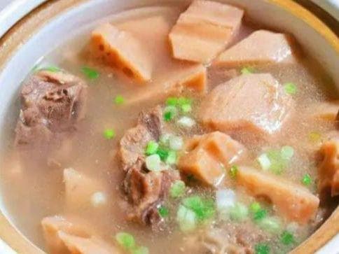 一碗好喝的排骨藕汤，需要挑选食材、掌握火候，调味和营养搭配