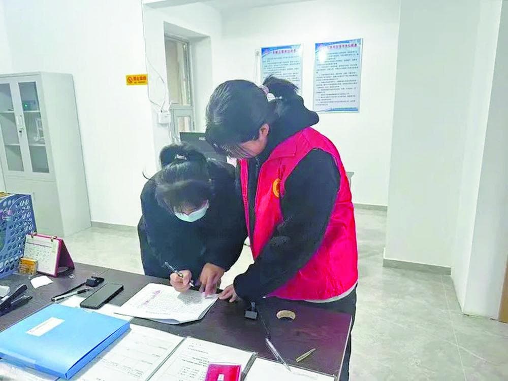 网格员定期入户走访 及时解决居民烦心事