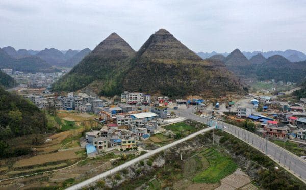 贵州黔西南州发现地质奇观——安龙“金字塔”
