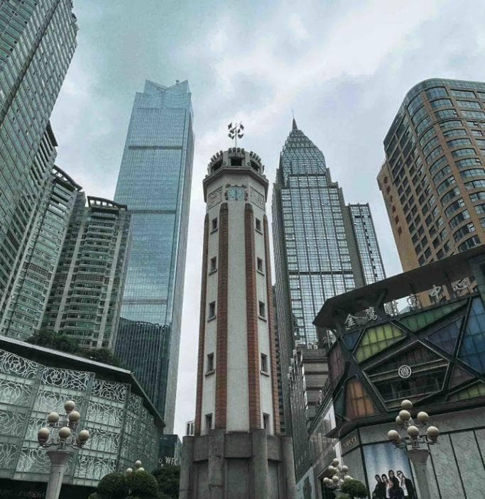 重庆解放碑：城市地标+繁华商圈的双重魅力