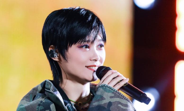 19年后再同台：李宇春与周笔畅的音乐情谊