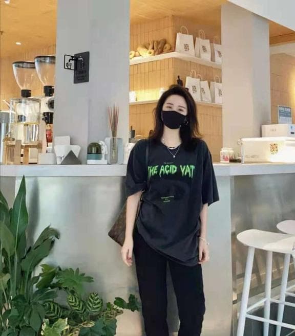 黑色裤子配什么颜色短袖显瘦？9个时尚达人的穿搭示范