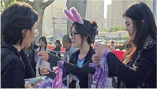 “跟着演唱会去摆摊”成了热门生意