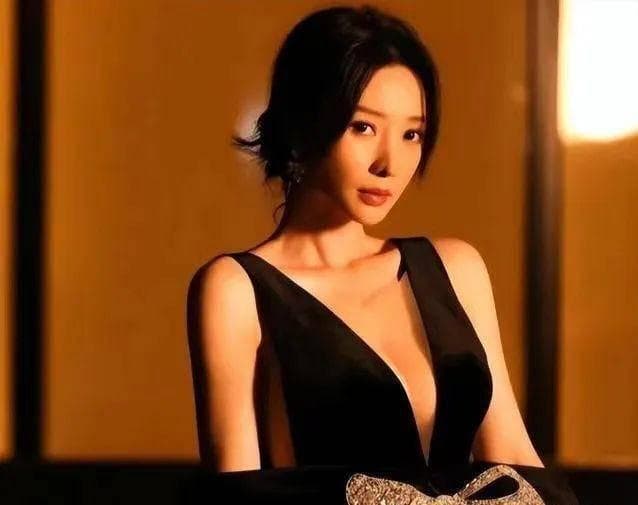 柳岩晒准公婆照引热议，44岁女神的婚姻与事业抉择