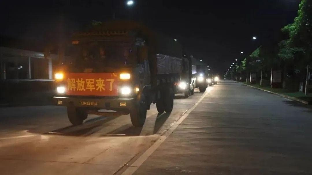 南部战区陆军第74集团军1000余名官兵驰援湖南抗洪一线