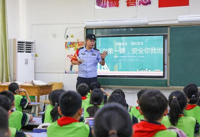 石家庄铁警送安全进校园