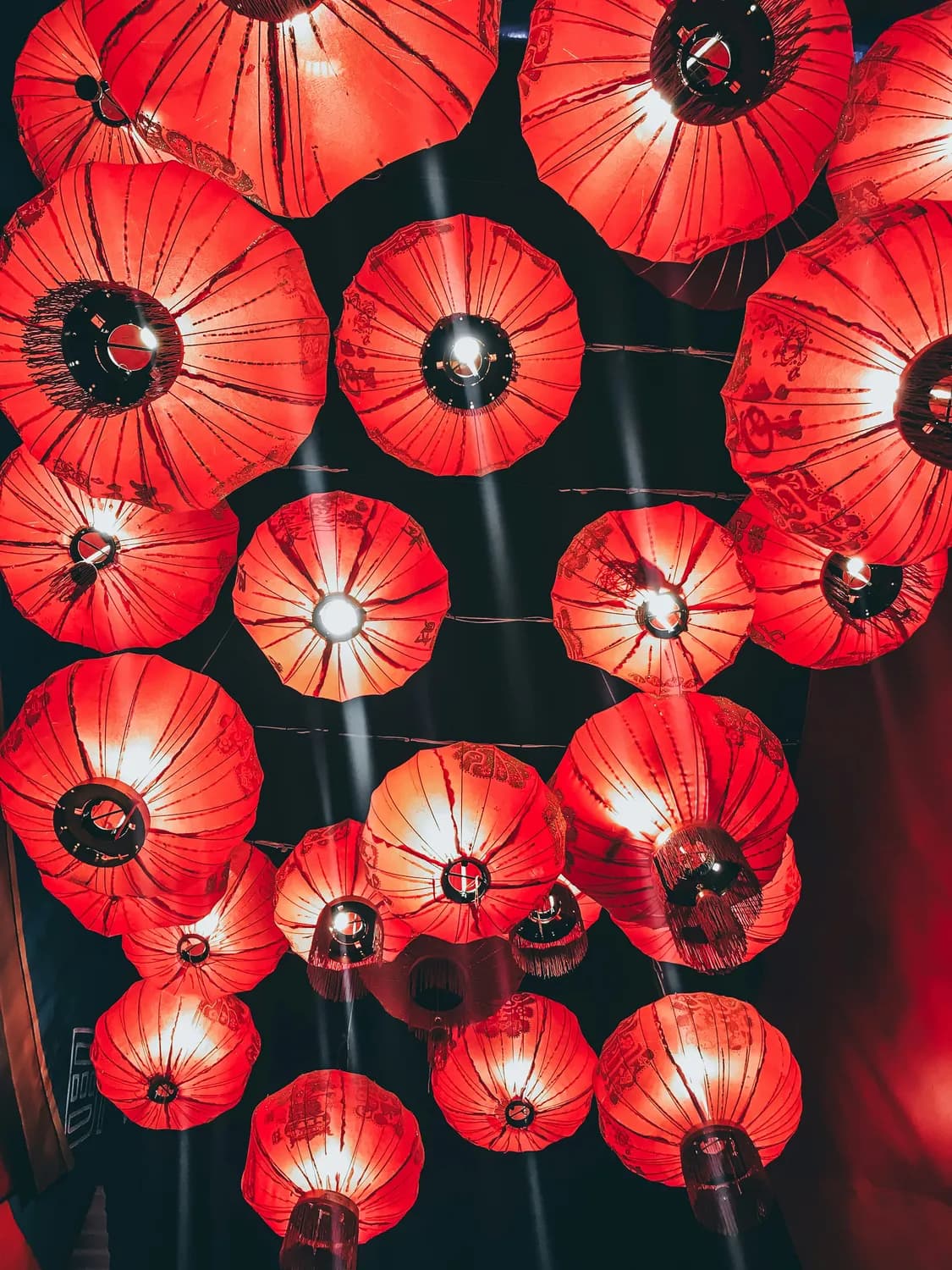 元宵节红色花灯：点亮团圆夜