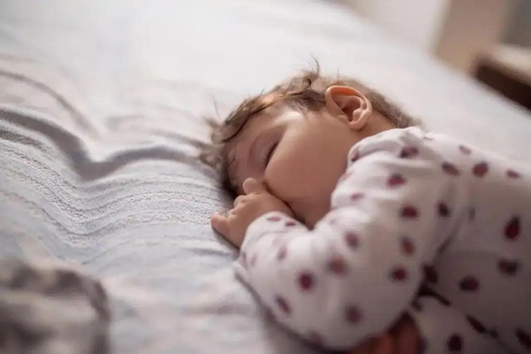 宝宝健康睡眠，宝爸宝妈可省大心了