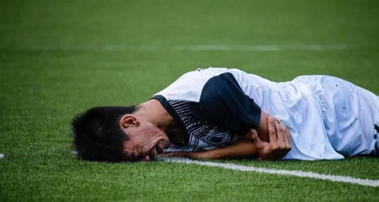 如何提高踢足球时脚踝的稳定性（掌握这个关键技巧，避免踢球时脚踝受伤）