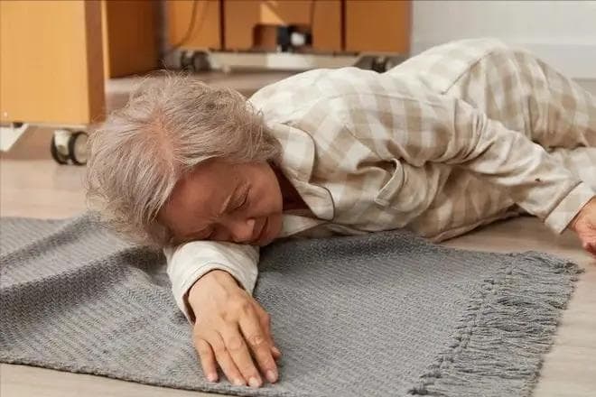 心梗与喝水有关系？医生告诫：冬季中老年人，喝水要多注意这3点