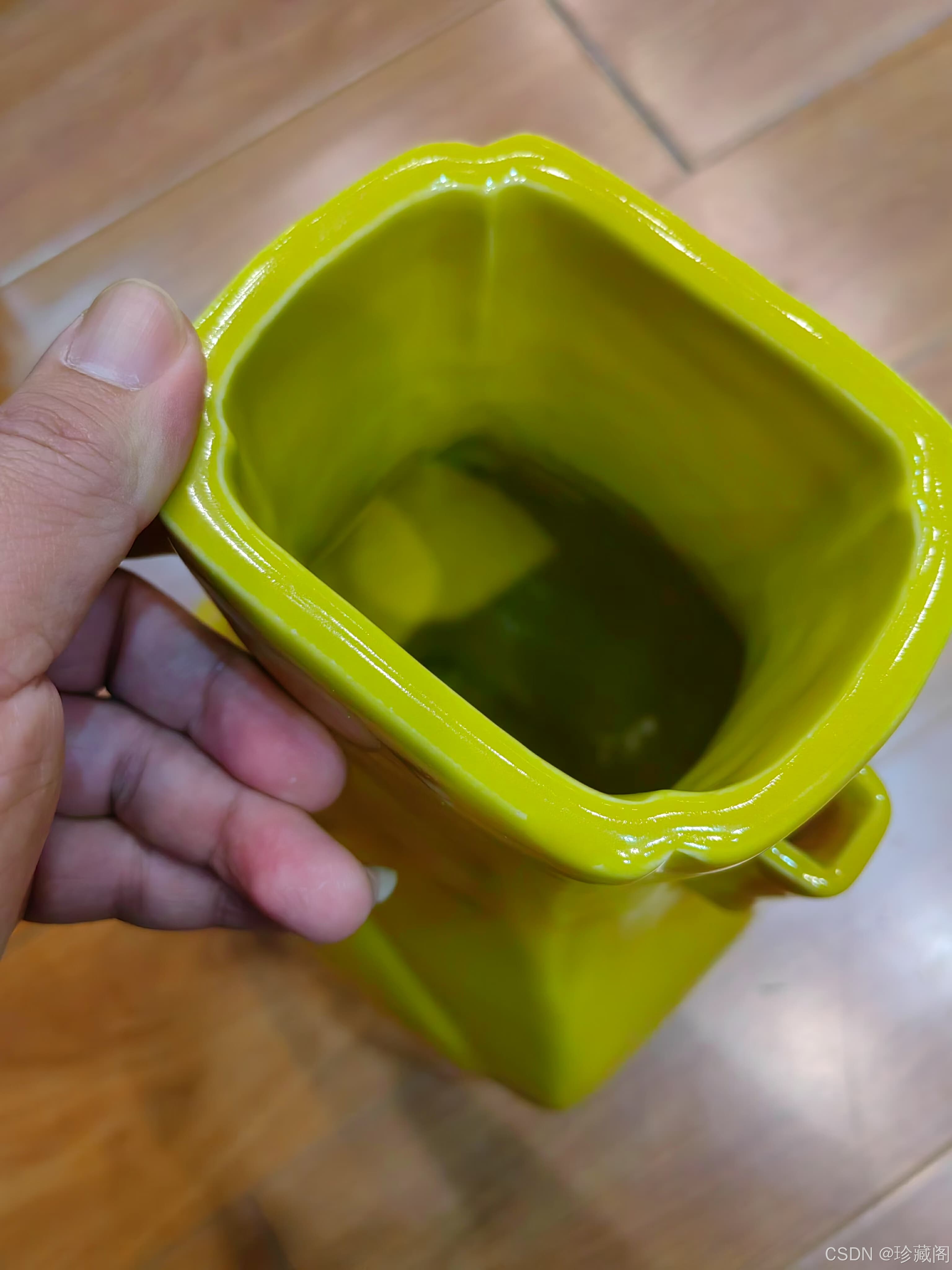 雍正黄釉贯耳瓶：宫廷瓷器的艺术典范