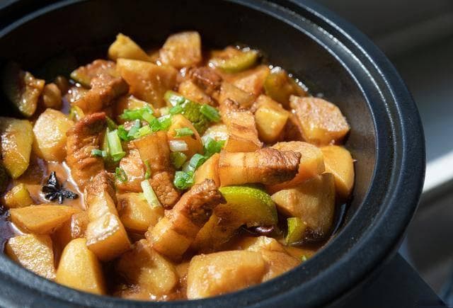 家庭聚餐必备！红烧土豆排骨制作秘籍，掌握火候是关键！