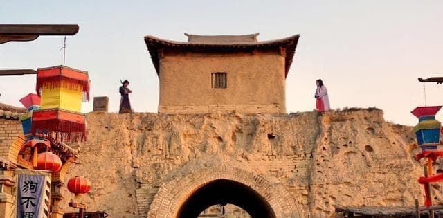 “夯”不读dà也不读lì，正确怎么读？古代以夯土筑城，土城墙遇到下雨天怎么办？
