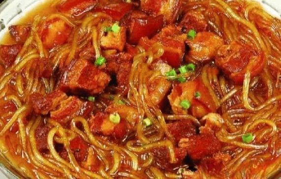 猪肉炖粉条，是一道深受中国人喜爱的传统家常菜
