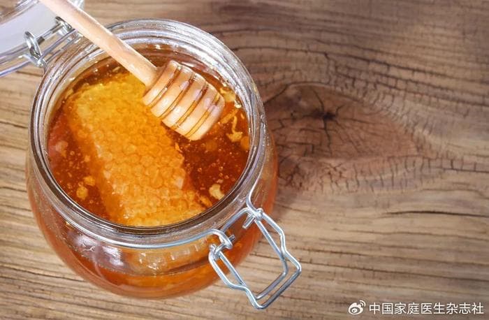 蜂蜜水通便止咳，但3类人千万别喝！稀里糊涂喝，当心“养生蜜”喝成