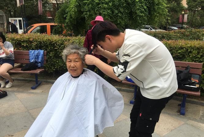 梦见理发：中国传统解梦文化中的多重寓意