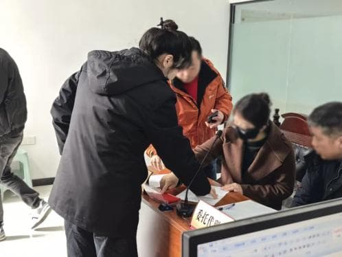 小学生校内玩闹受伤谁担责？