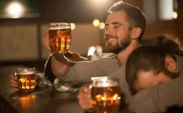 饮酒后多久酒精能代谢完？实用解酒小技巧，助你轻松醒酒！