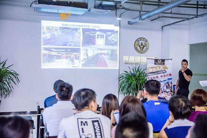 泡沫轴俯卧撑训练技巧详解：4种动作全面提升核心力量