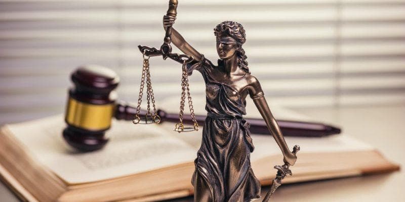 什麼是自然法？概念、學說特徵、例子以及實在法