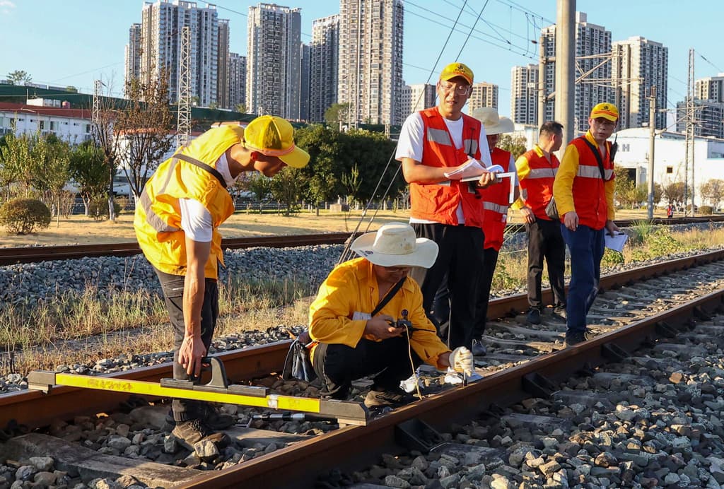 不惧“烤”验守一线 | 高温下，铁路检修工守护动车之“家”