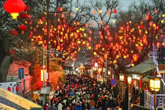 解锁年味：在市井街道上发现过年的独特魅力