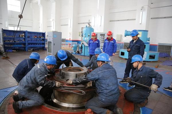 川西高原迎峰度冬：电力检修人员奋战严寒保供电