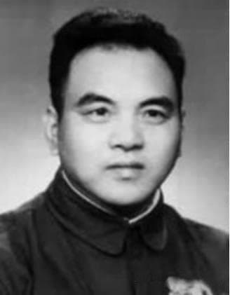 长征路上周恩来病危，杨立三抬6天6夜，19年后总理亲自为他引棺