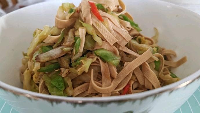 尖椒炒干豆腐：一道简单美味的家常菜