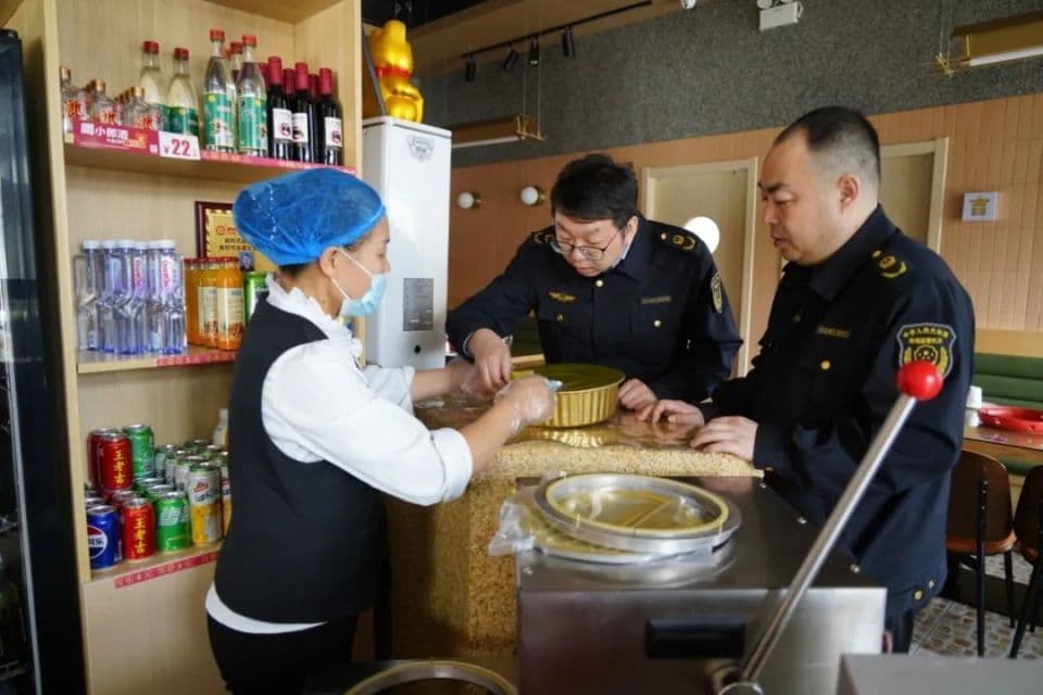 食品安全两头“掐” 让源头干净，让外卖放心