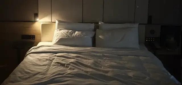 伴侣分床睡还是一起睡好？睡前这样做缓解压力