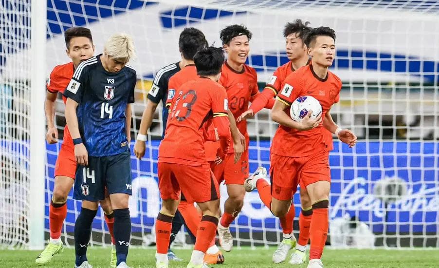 国足1-3日本：拼命防守下的定位球之殇，未来路在何方？