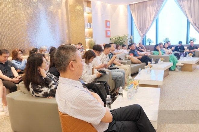 会“整活”上海南京路，藏着哪些二次元商业密码？