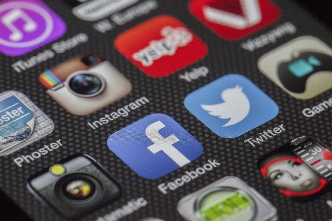 社交媒体真的让语言变"笨"了吗？3亿条评论数据揭示惊人真相