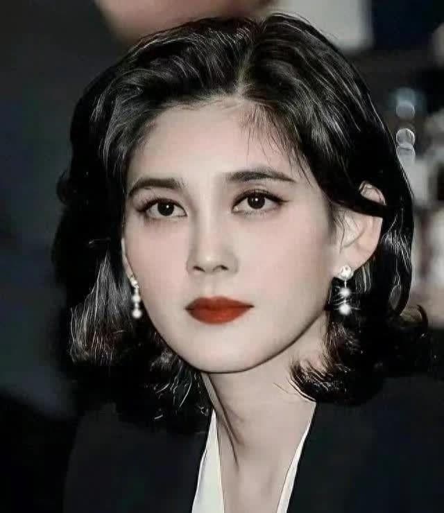 “韩国最美富二代”长相漂亮，穿衣简约大方，50+也不显老！