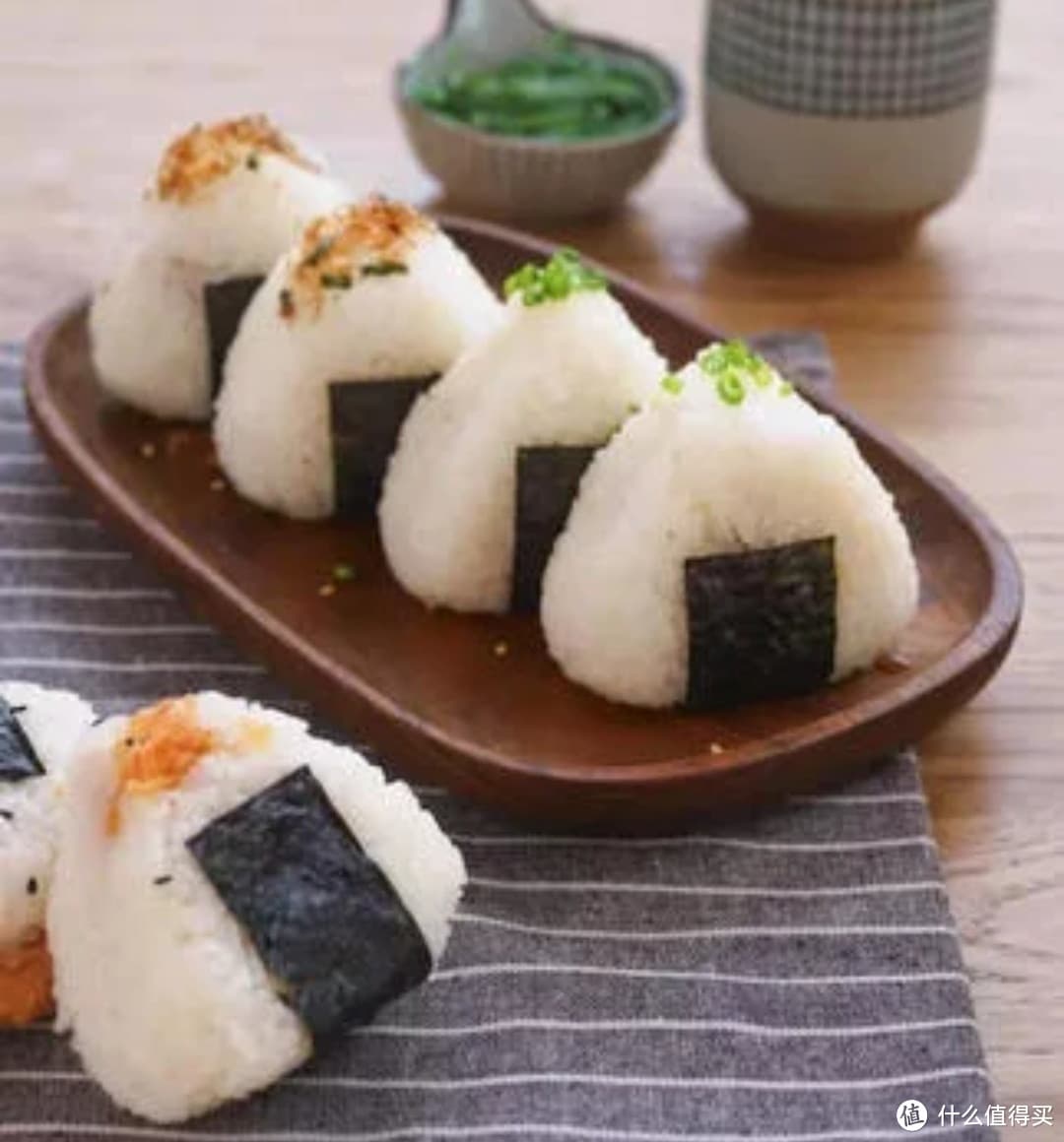 春游野餐美食指南：推荐适合户外携带的小食，如三明治、水果拼盘